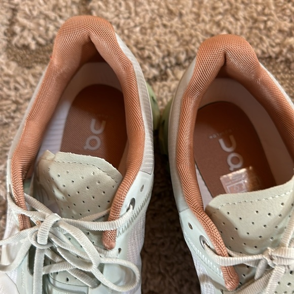 On Cloudflow Women’s Running Shoe In Aloe/White size 10.5 worn inside once - Picture 13 of 16